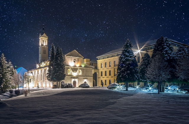 Čestiti Božić i sretna Nova 2025. godina